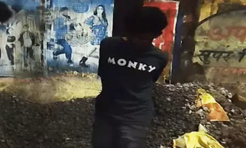 सिगरेट चोरी की सजा : नाबालिग को खंभे से बांधकर बेल्ट से पीटा, दो गिरफ्तार