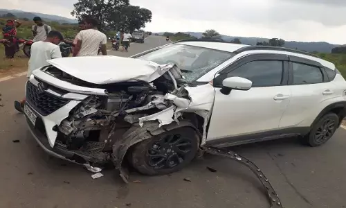 कार की टक्कर से तीन लोगों की मौत