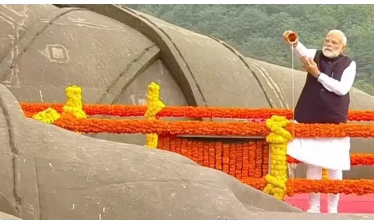 PM मोदी ने दी श्रद्धांजलि, राष्ट्रीय एकता दिवस परेड की ली सलामी