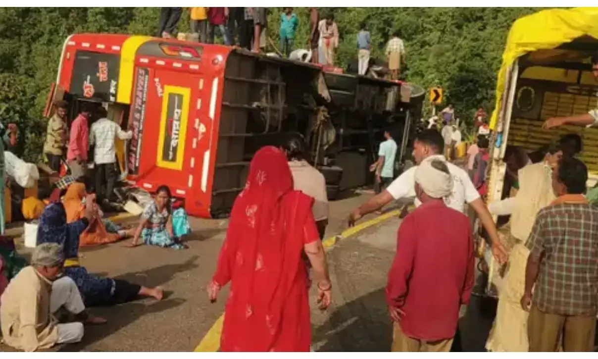 नर्मदा परिक्रमा जा रही बस पलटी, 1 महिला की मौत, 30 से ज्यादा श्रद्धालु घायल