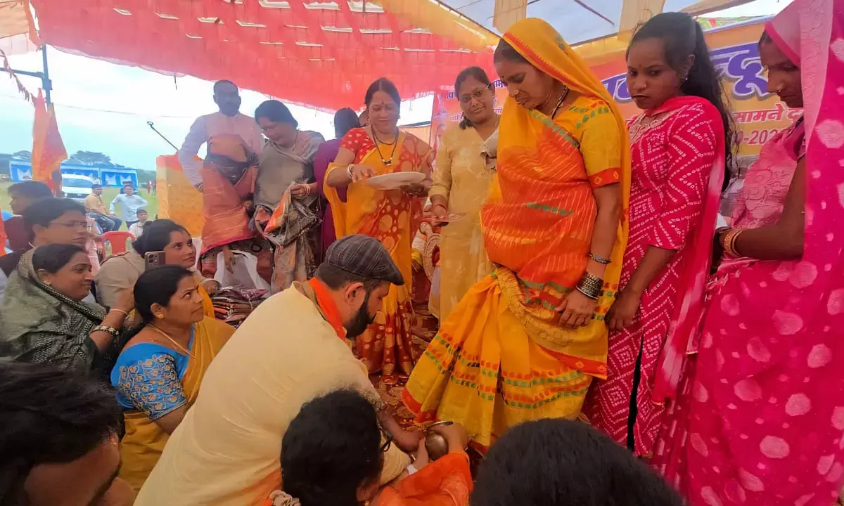 चरण धोकर स्वागत करते हुए प्रबल प्रताप सिंह जूदेव