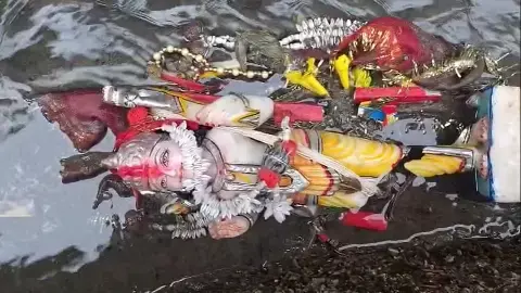 हनुमान जी की प्रतिमा को नाली में फेंका