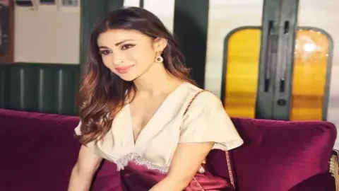 एक्ट्रेस मौनी रॉय का सादगी भरा लुक एक्ट्रेस मौनी रॉय का सादगी भरा लुक