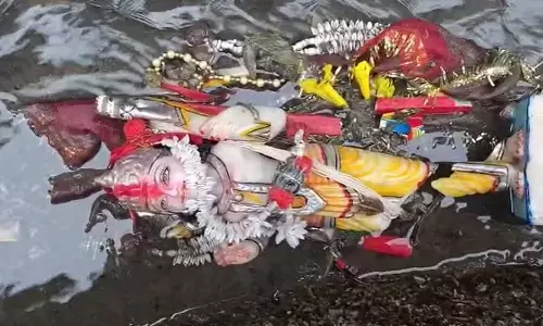 हनुमान जी की प्रतिमा को नाली में फेंका