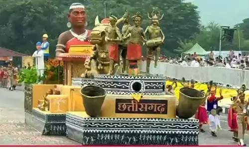एकता परेड में बस्तर के विकास और परिवर्तन यात्रा की झांकी
