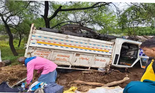 टायर फटने से पलटी पिकअप