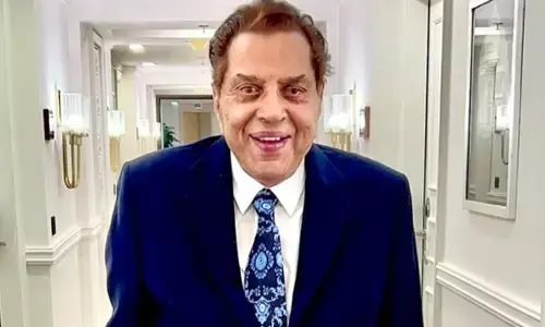 अभिनेता धर्मेंद्र को मुंबई के ब्रीच कैंडी अस्पताल में भर्ती कराया गया है।