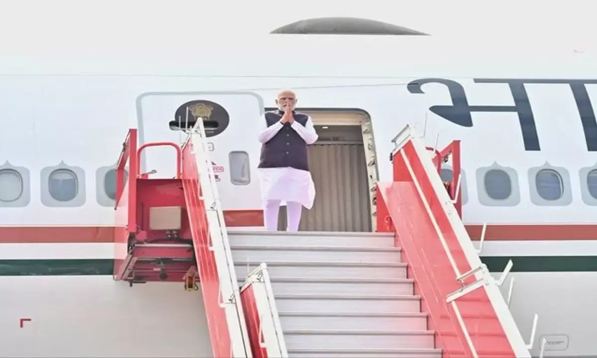 एयरपोर्ट पहुंचे पीएम मोदी