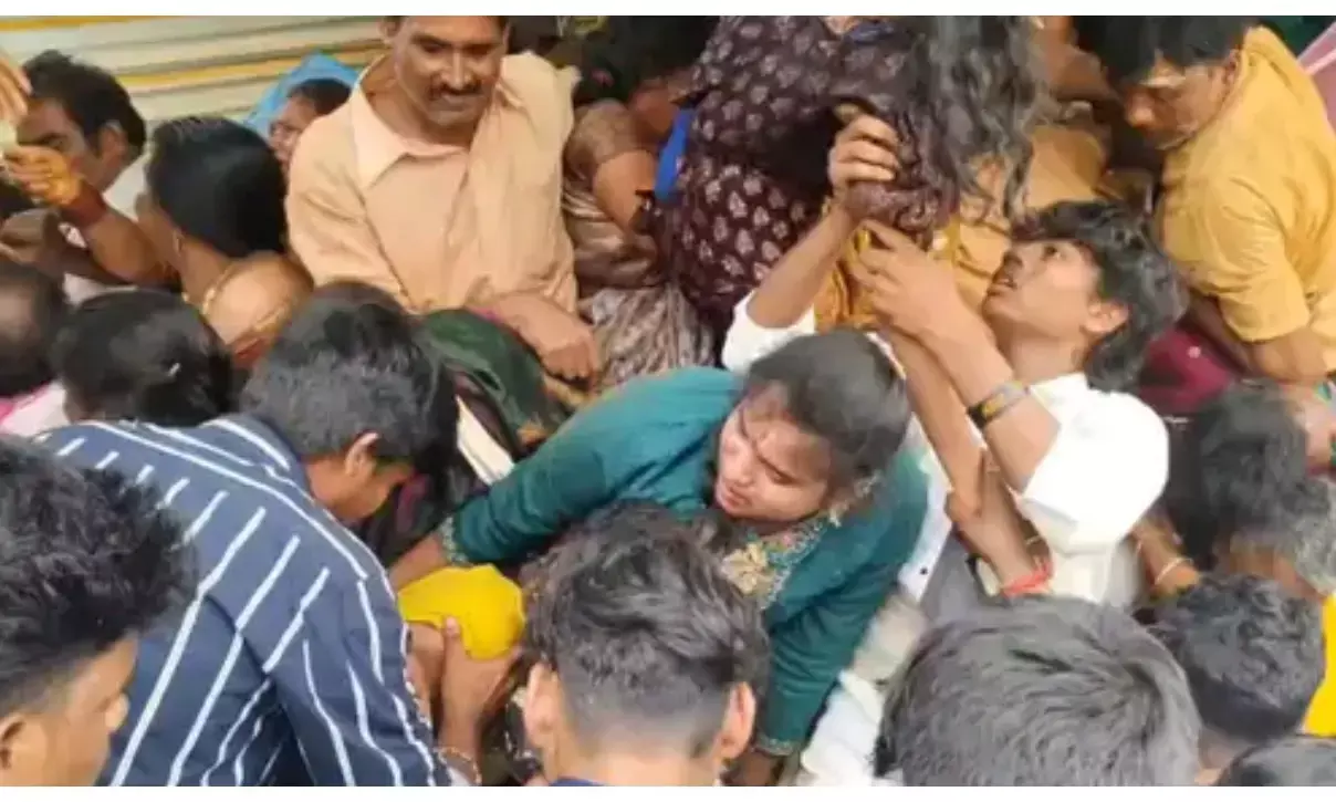 वेंकटेश्वर मंदिर में मची भगदड़, 10 श्रद्धालुओं की मौत, कई घायल