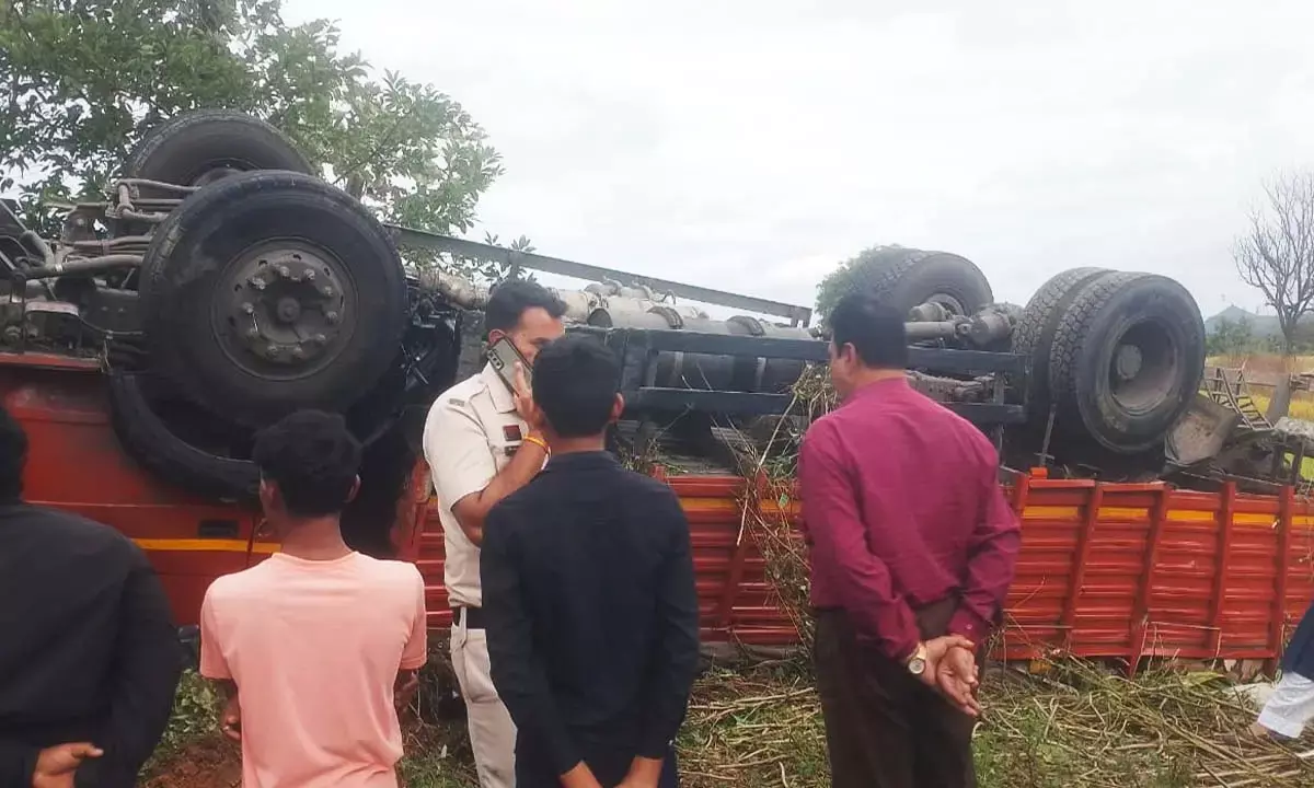 शराब से भरा ट्रक पलटा