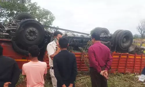 शराब से भरा ट्रक पलटा