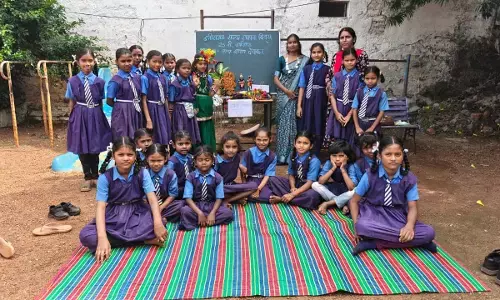 देवकर स्कूल ने मनाया राज्य स्थापना दिवस: बच्चों ने छत्तीसगढ़ महतारी की वेशभूषा में दी राजकीय गीत की प्रस्तुति