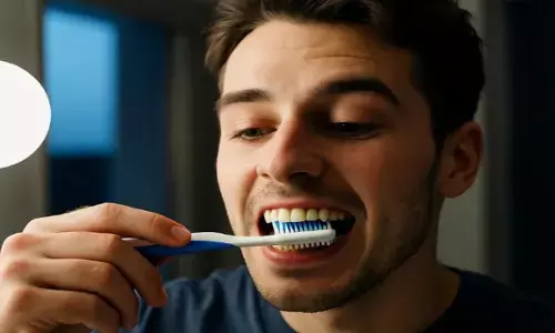 रात को सोने से पहले ब्रश करता व्यक्ति