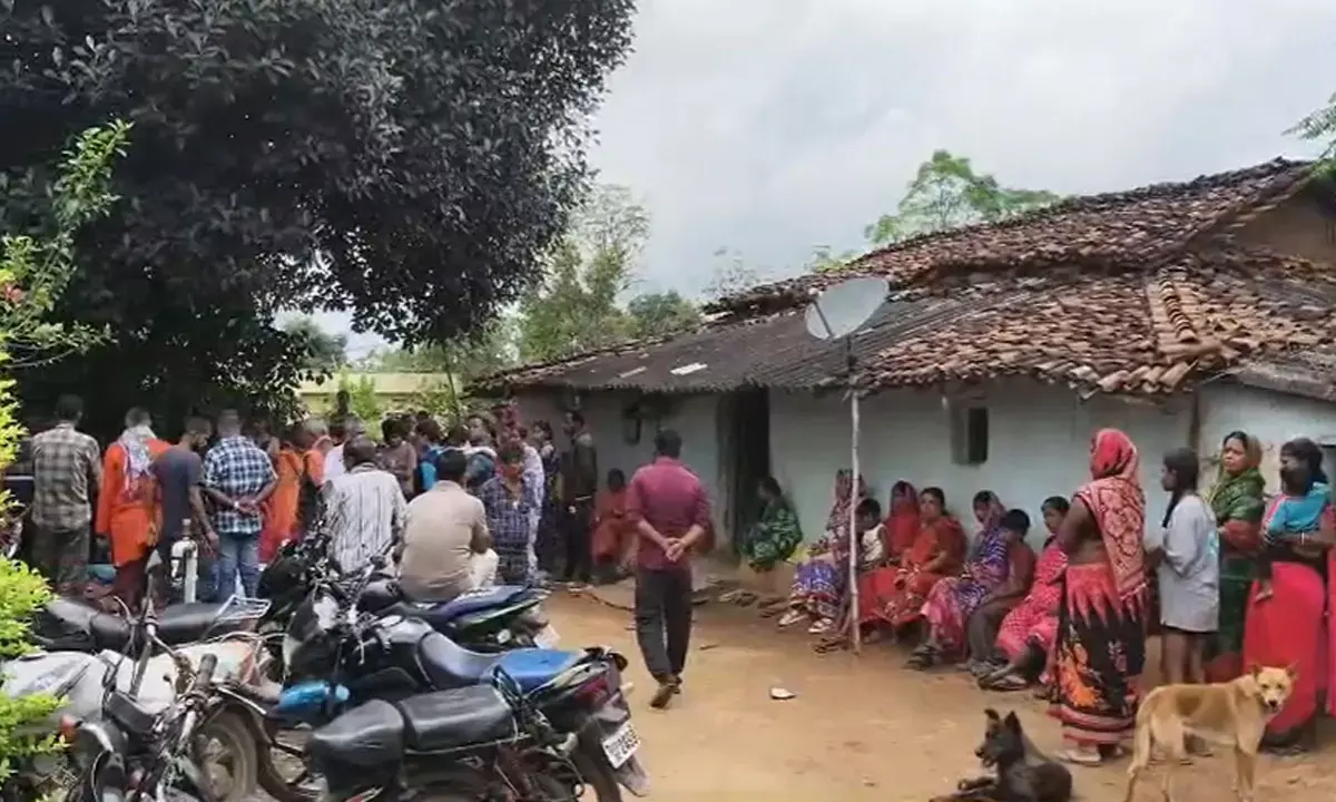 मृतक के घर के बाहर उमड़ी ग्रामीणों की भीड़