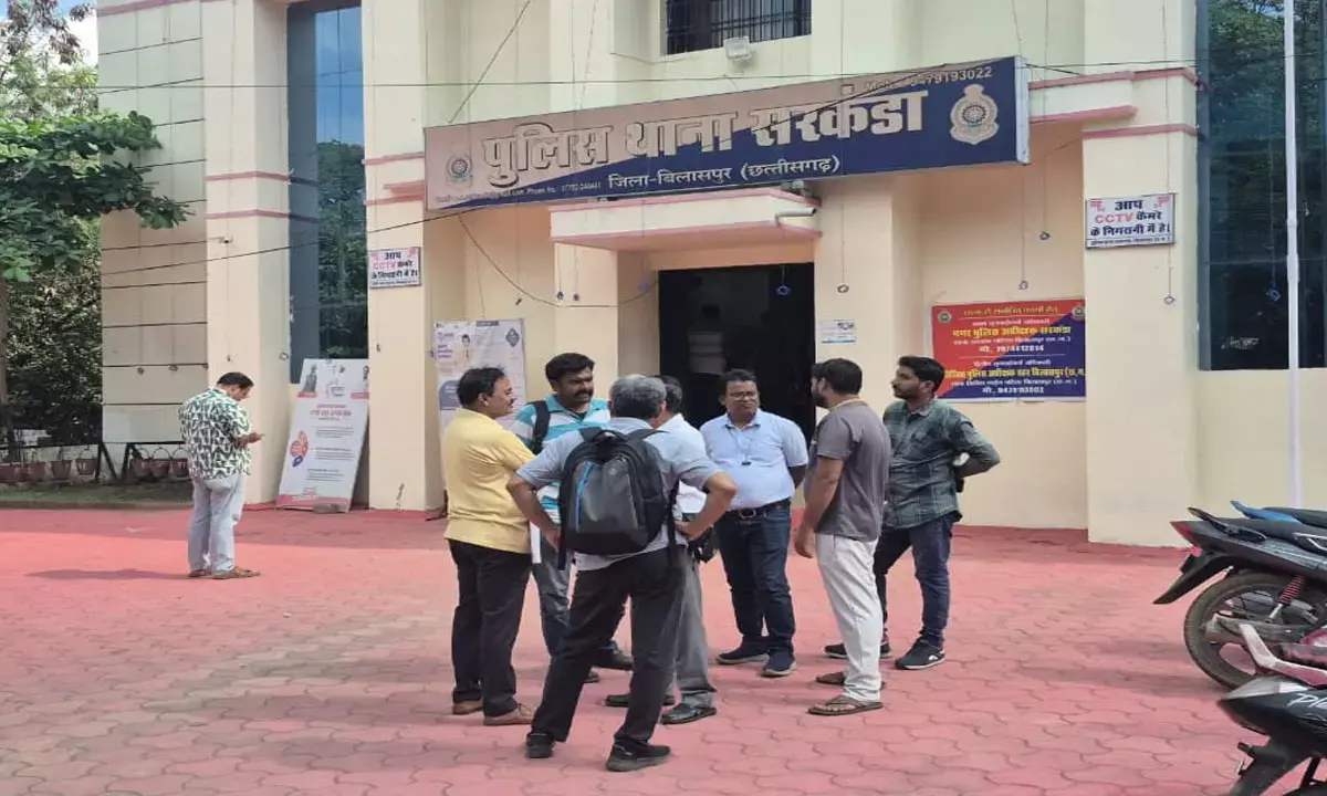 शिकायत करने थाने पहुंचे पीड़ित कर्मचारी