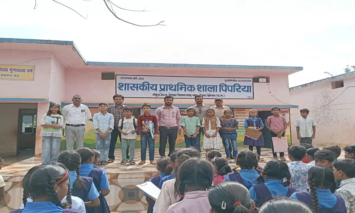 श्रेष्ठ प्रदर्शन करने वाले बच्चों को सम्मानित करते हुए शिक्षक