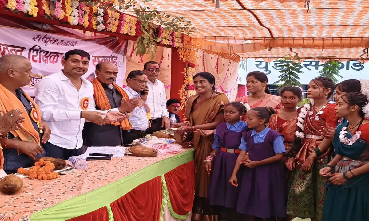 सेवानिवृत्त शिक्षकों को सम्मानित करती हुईं जिला पंचायत सभापति सेवानिवृत्त शिक्षकों को सम्मानित करती हुईं जिला पंचायत सभापति