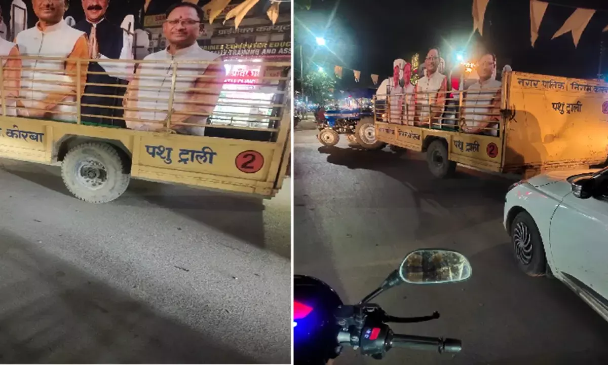 सीएम का फ्लेक्स पशु ट्रॉली पर ले जाया गया : शहर में बना चर्चा का विषय, निगम आयुक्त ने भेजा कारण बताओ नोटिस