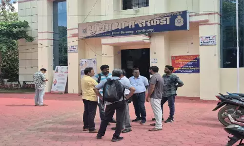 शिकायत करने थाने पहुंचे पीड़ित कर्मचारी