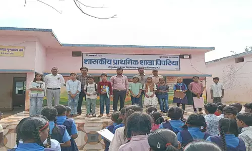 श्रेष्ठ प्रदर्शन करने वाले बच्चों को सम्मानित करते हुए शिक्षक