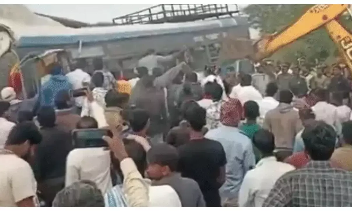 गिट्टी से भरे डंपर ने बस को मारी टक्कर, 20 की मौत, बस में सवार थे कॉलेज स्टूडेंट्स