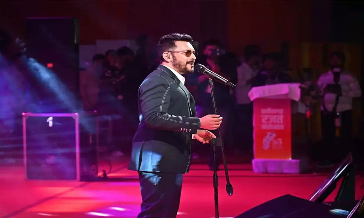 राज्योत्सव में प्रस्तुति देते हुए बॉलीवुड सिंगर आदित्य नारायण
