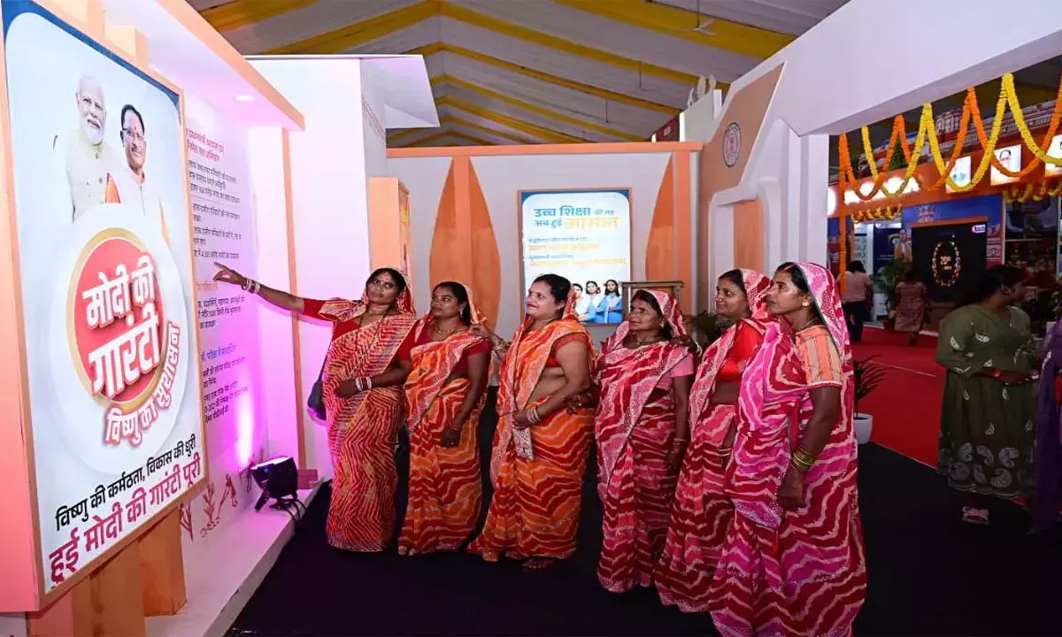 प्रदर्शनी का अवलोकन करती हुईं समूह की महिलाएं