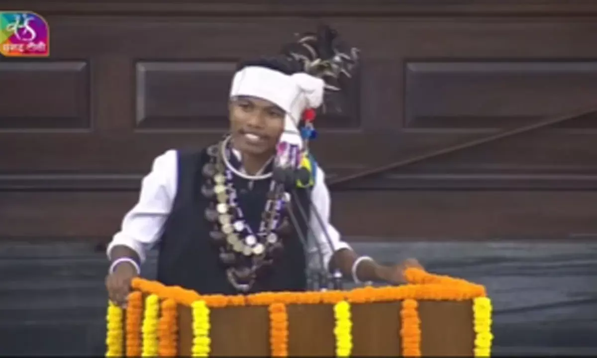 राष्ट्रीय युवा संसद में भाषण देते हुए सुशील कुमार मरकाम