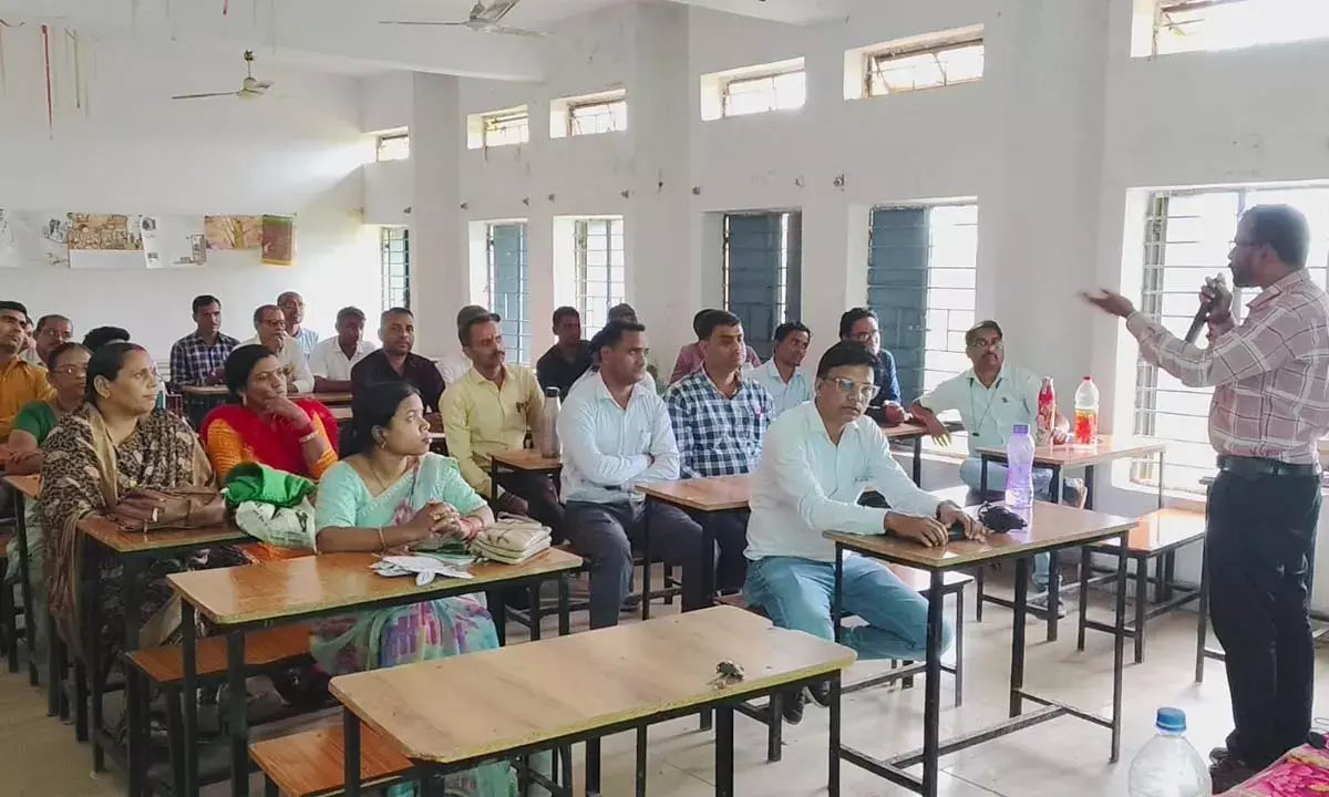 नवागढ़ में विकासखंड स्तर पर शिक्षक सेमिनार : बीआरसी ने कहा-टीएलएम और नवाचारों को जोड़ते हुए पढ़ाएं