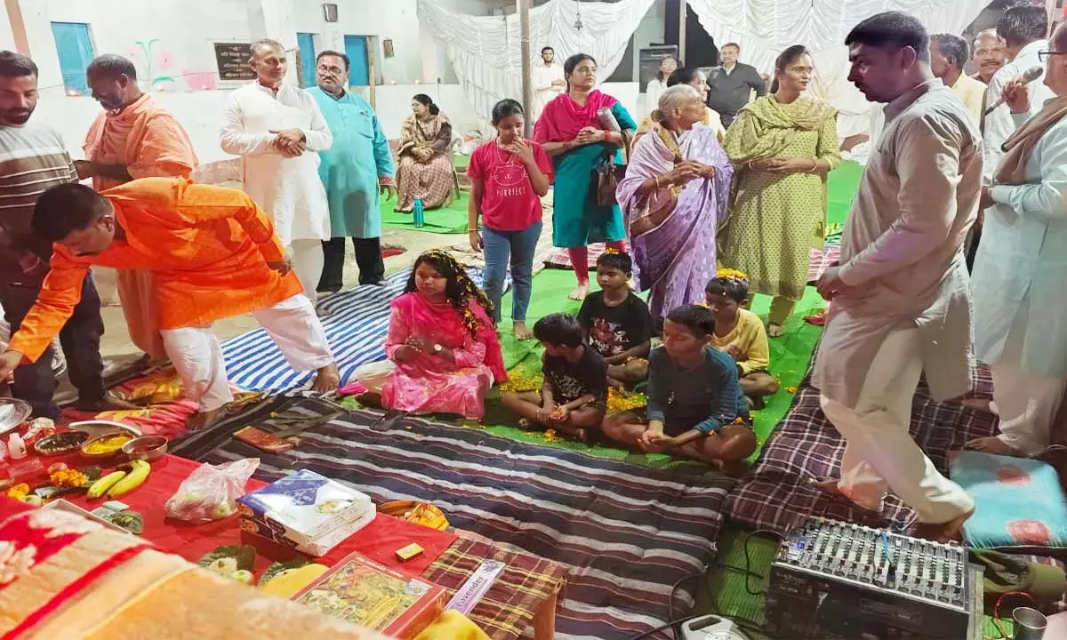 देव उठनी एकादशी पर शिवानंद आश्रम में गूंजे भजन, बच्चों को बांटे वस्त्र