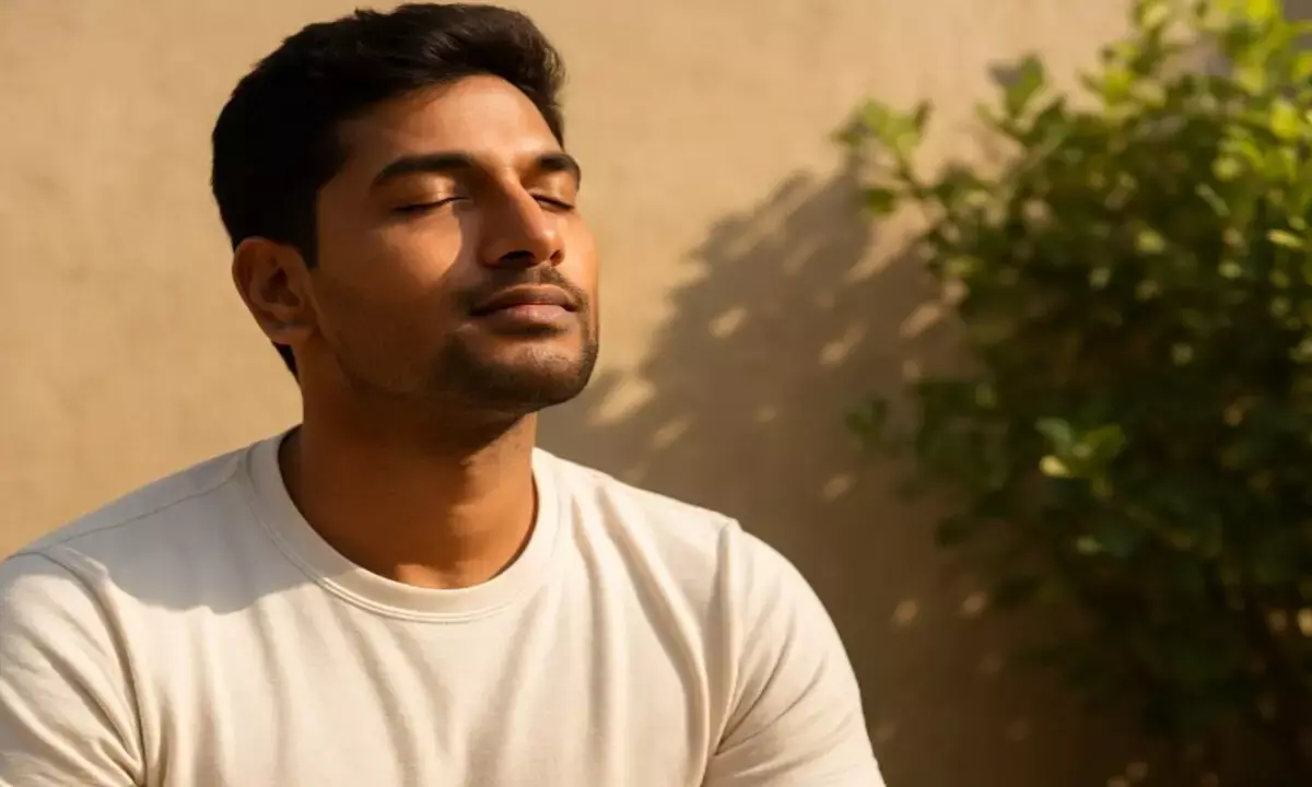 सुबह-सुबह धूप लेता व्यक्ति