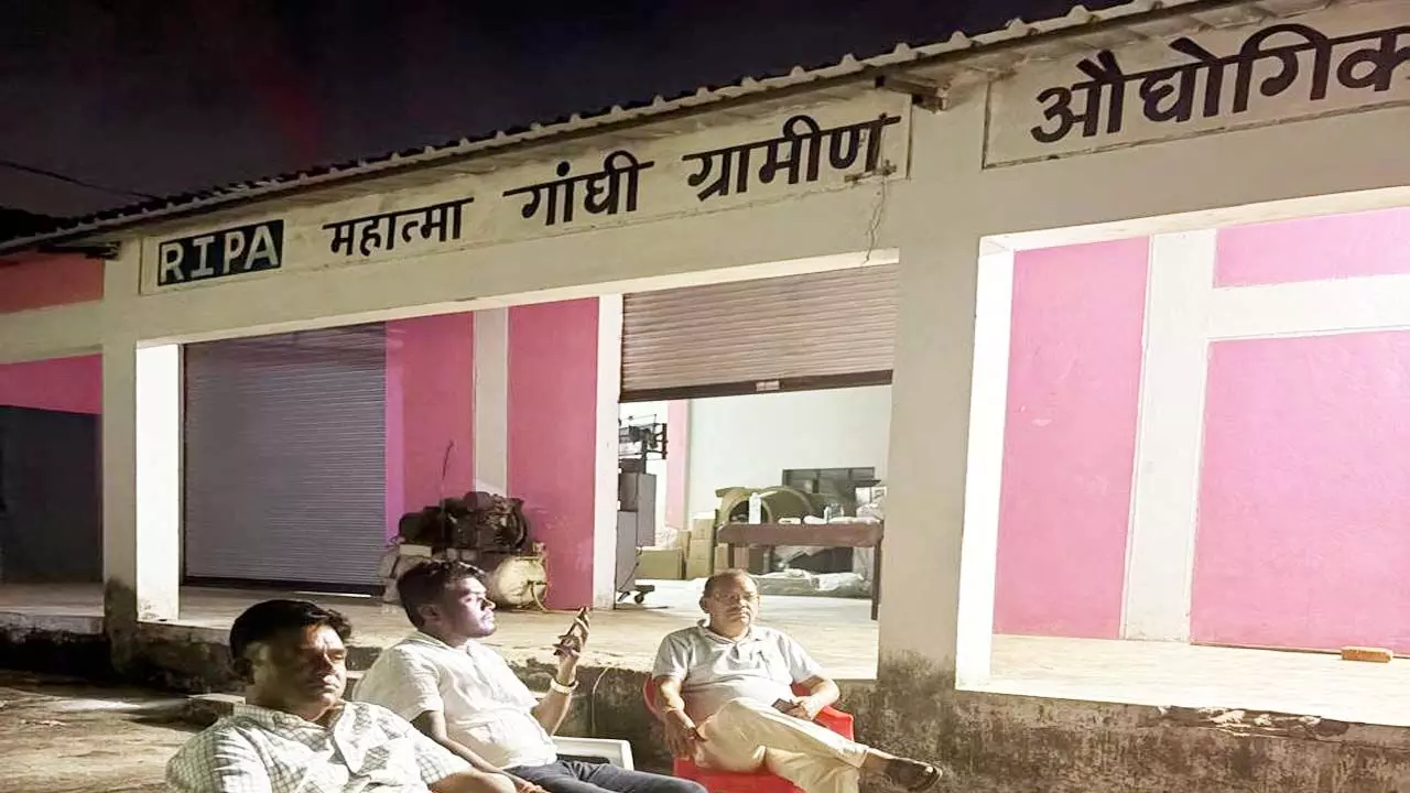 कार्यवाही के लिए बैठे रहे अध्यक्ष अरुण सार्वा और अन्य जनप्रतिनिधि कार्यवाही के लिए बैठे रहे अध्यक्ष अरुण सार्वा और अन्य जनप्रतिनिधि