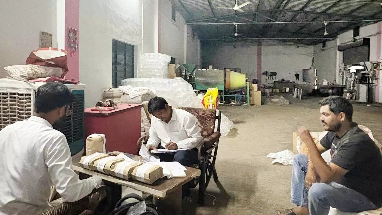 कार्यवाही करते हुए विभागीय अधिकारी कार्यवाही करते हुए विभागीय अधिकारी