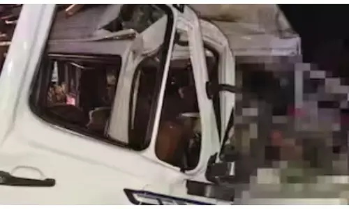 श्रद्धालुओं से भरी टेम्पो ट्रैवलर ट्रक से टकराई, 15 की मौत; 2 घायल