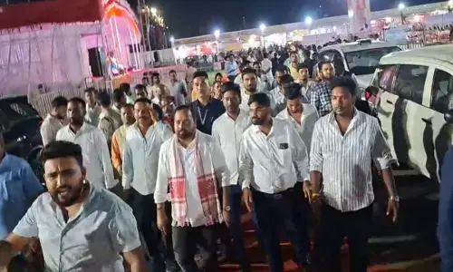 कार्यकर्ताओं के साथ कार्यक्रम स्थल से बाहर जाते हुए विधायक दीपेश साहू