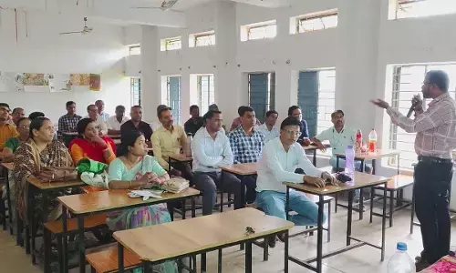 नवागढ़ में विकासखंड स्तर पर शिक्षक सेमिनार : बीआरसी ने कहा-टीएलएम और नवाचारों को जोड़ते हुए पढ़ाएं