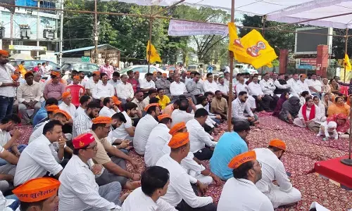 सिंधी समाज के नेतृत्व में कई समाज के लोगों का प्रदर्शन