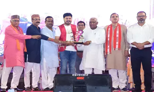 जय छत्तीसगढ़ की गूंज, अनुज शर्मा के गीतों पर झूम उठा मुंगेली