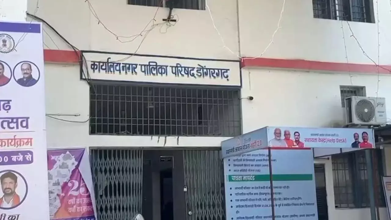 मोबाइल टावरों के लाखों बकाया, पर नक्सल पीड़ित की दुकान बिना नोटिस सील मोबाइल टावरों के लाखों बकाया, पर नक्सल पीड़ित की दुकान बिना नोटिस सील