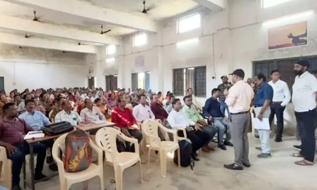 SIR प्रक्रिया की जानकारी देते हुए तहसीलदार SIR प्रक्रिया की जानकारी देते हुए तहसीलदार