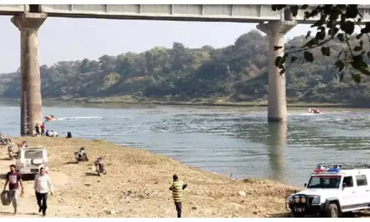 नाव पलटने से मछुआरे की मौत, एसडीआरएफ ने शव किया बरामद नाव पलटने से मछुआरे की मौत, एसडीआरएफ ने शव किया बरामद