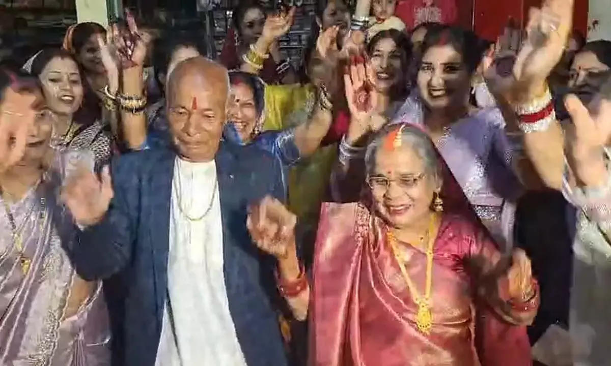 हल्दी और संगीत की रस्मों के साथ बुजुर्ग दंपत्ति ने दोबारा रचाई शादी
