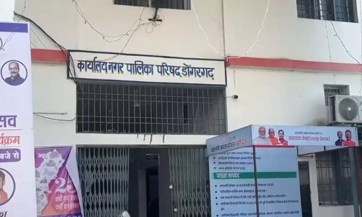 मोबाइल टावरों के लाखों बकाया, पर नक्सल पीड़ित की दुकान बिना नोटिस सील