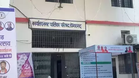 मोबाइल टावरों के लाखों बकाया, पर नक्सल पीड़ित की दुकान बिना नोटिस सील