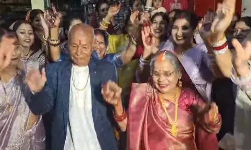 हल्दी और संगीत की रस्मों के साथ बुजुर्ग दंपत्ति ने दोबारा रचाई शादी