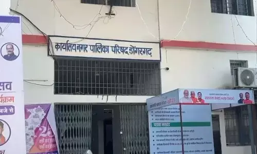 मोबाइल टावरों के लाखों बकाया, पर नक्सल पीड़ित की दुकान बिना नोटिस सील
