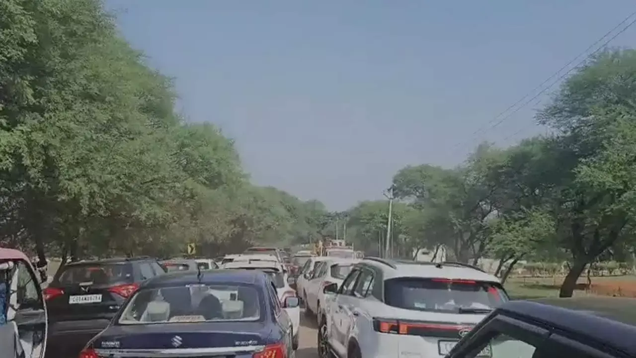 एयर शो देखने उमड़ी भीड़ एयर शो देखने उमड़ी भीड़