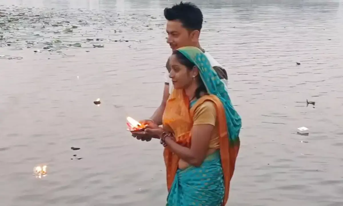 दीपदान करते हुए श्रद्धालु दीपदान करते हुए श्रद्धालु