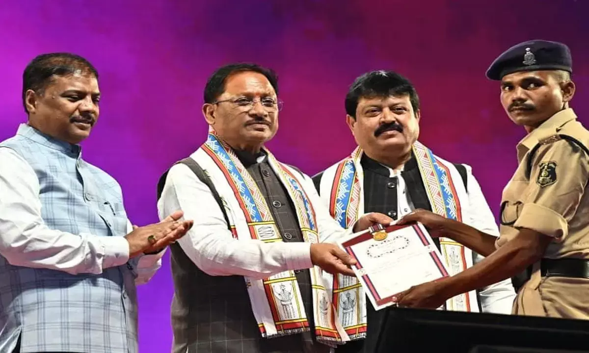 वीरता पदक से सम्मानित करते हुए सीएम साय और मंत्री केदार कश्यप