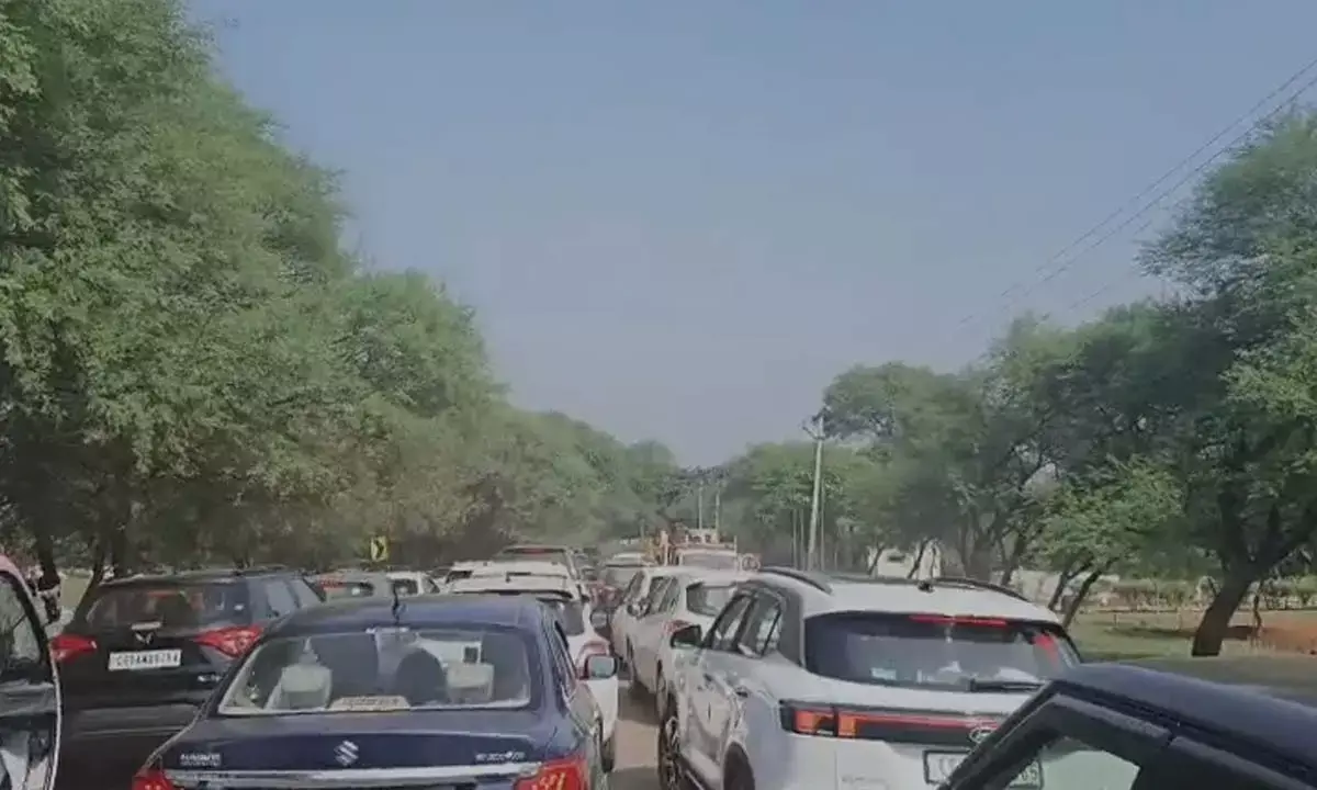 एयर शो देखने उमड़ी भीड़